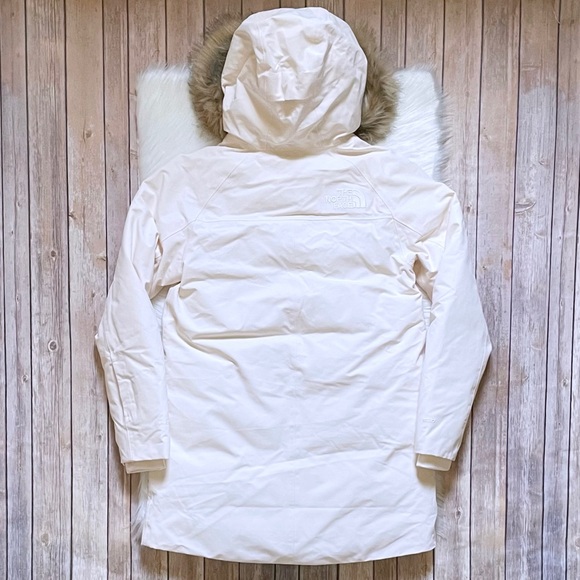 The North Face Women’s New Outerboroughs Parka - Picture 7 of 10